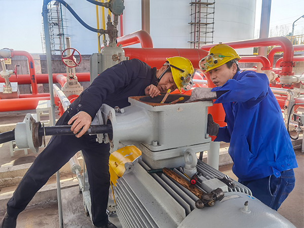 1708929551108482.jpeg 2月22日,檢修三班在191罐區更換節能電機.jpg