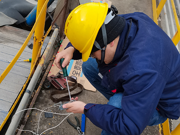 1708929579122704.jpeg 2月24日,運行人員正在處理三期污水潷水器故障.jpg