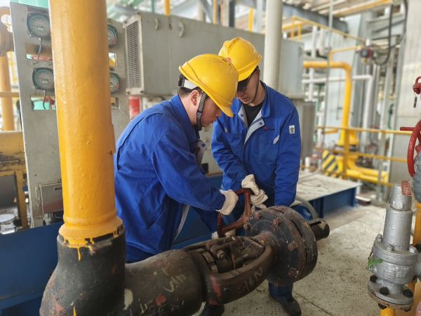 3月14日，尿素現場人員正在緩慢打開氨泵出口切斷閥.jpg