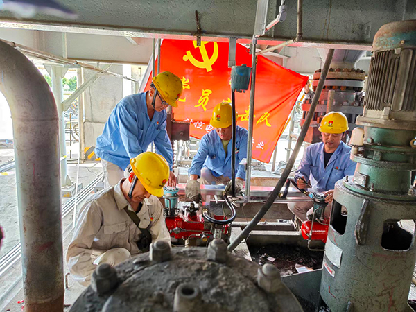 4月12日，計控電儀部黨員突擊隊成員們正在三期檢修現場更換穿線管   600.jpg