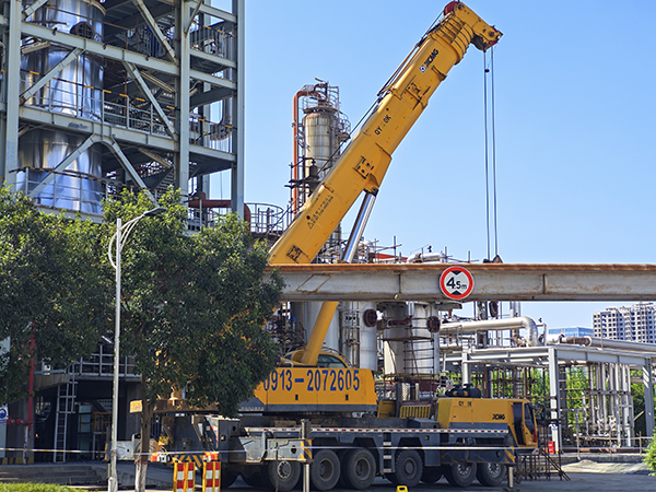 三期大檢修現場隨處可見的身高數丈、力敵千軍的“大黃蜂”式重量級作業吊車  600.jpg