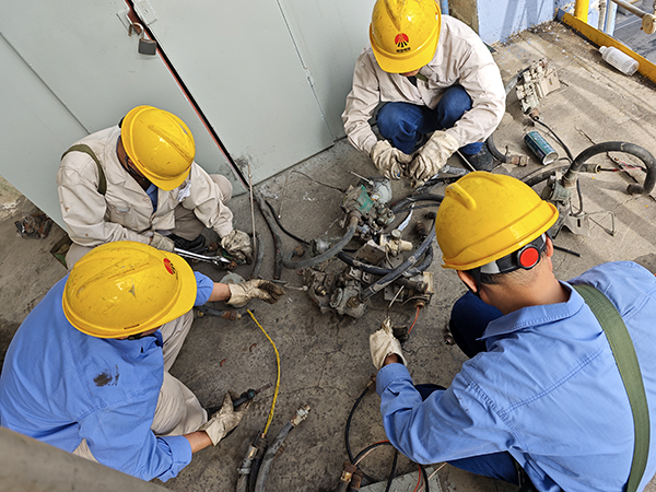 三期大檢修現場，計控電儀部人員堅持做到工完料凈場地清，將現場破損、報廢的儀表設備拿回去“二次利用”， 600.jpg