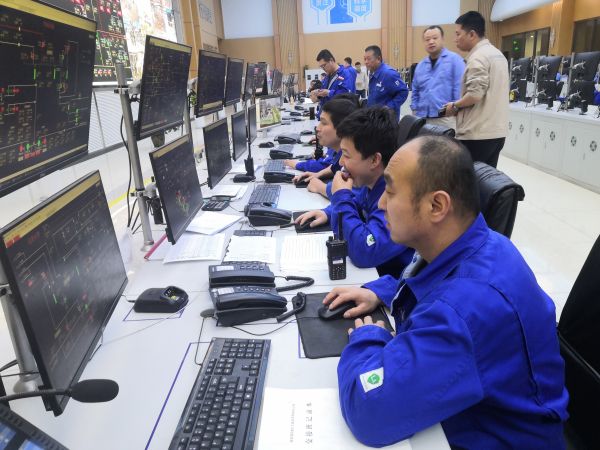 1714123521464325.jpeg 圖2 4月26日,車間管理人員和中控做好停車工作。肖歡 攝.jpg