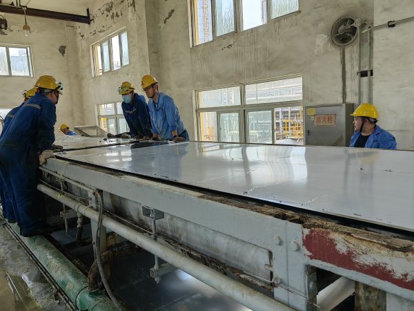 1714778568630749.jpeg 28日,合成車間、修造部人員共同搶修造粒機.jpg