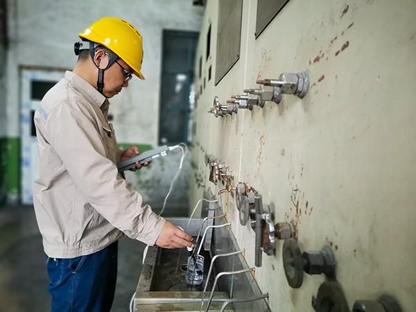 1714892539205339.jpeg 5月3日原利峰在一期鍋爐取樣裝置進行手動分析汽水指標.jpg