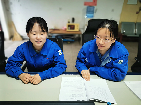 1714892550333743.jpeg 5月4日上午青工閔婉聰向師傅馬文平請教學習業務知識.jpg