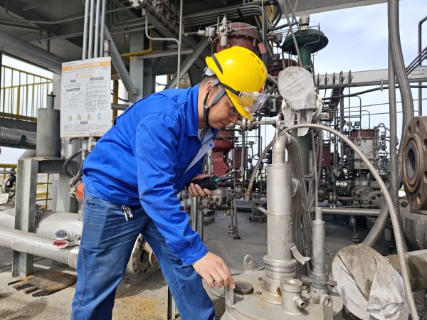 1715124081640998.jpeg 圖1 5月7日,現場人員查看氣化爐火勢情況。劉航 攝.jpg