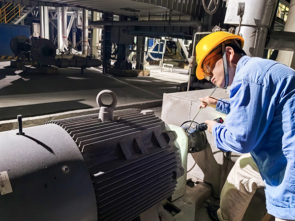 1716868670211562.jpeg 岳維哲認真巡檢,在一次值小夜班巡檢中,發現一期事故泵出現異常震動.jpg