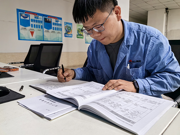 1716868680742008.jpeg 岳維哲堅持學習,通過每日一問、學習強企等方式不斷提高自己的業務能力.jpg