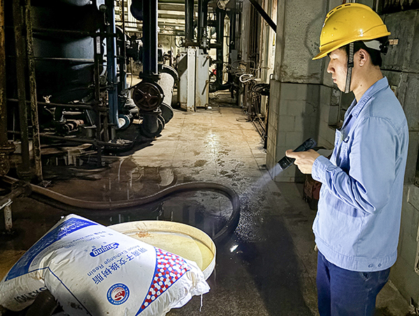 1717026371958462.jpeg 2024年5月28日杜樂正在卸F3101A床體內樹脂,觀察樹脂流動速度.jpg