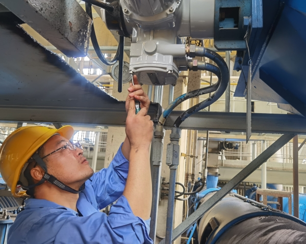 7月21日，檢修三班人員正在給煤機(jī)現(xiàn)場對入口閥進(jìn)行改造.jpg