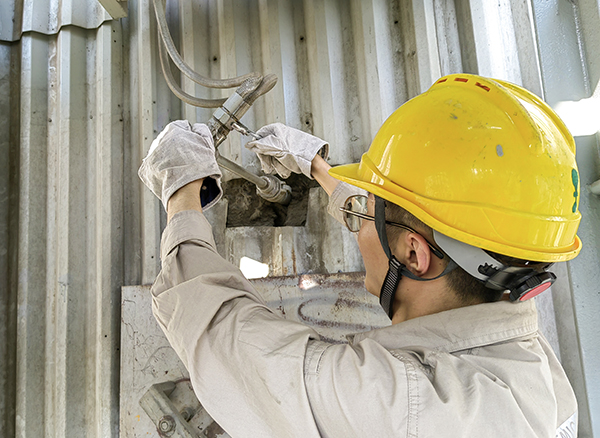 1721811104457095.jpeg 24日副司爐李震發現4號鍋爐脫銷噴槍活接滴漏,正在緊固.jpg