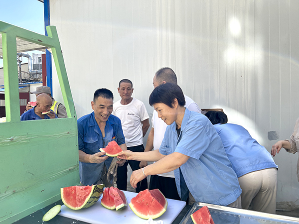 1722588051215589.jpeg 8月1日,工會劉婕給戶外工作員工送西瓜.jpg