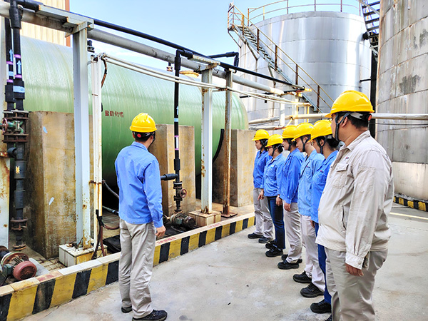 8月30日脫鹽水技術員田亮給運行人員現場培訓卸酸注意事項.jpg