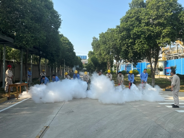 1726101176361585.jpeg 班組人員輪番實操滅火器.jpg