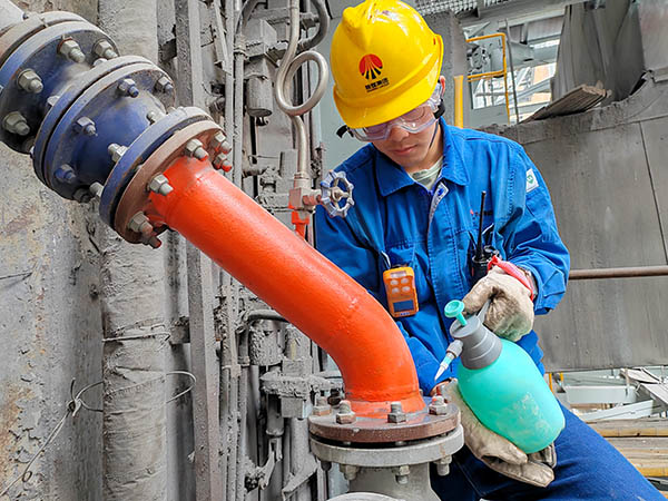 1730172936395431.jpeg 楊劍琪在檢查燃氣漏點并消除.jpg