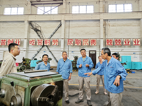 1730272073300104.jpeg 高級技師任秦平認真講解車床相關電氣知識.jpg