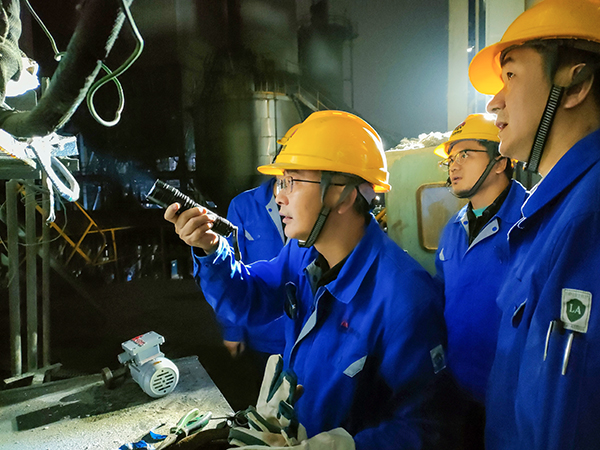 1730711756920745.jpeg 10月30日晚21時20分,工藝電氣人員現場共同檢查并協商故障處理辦法.jpg