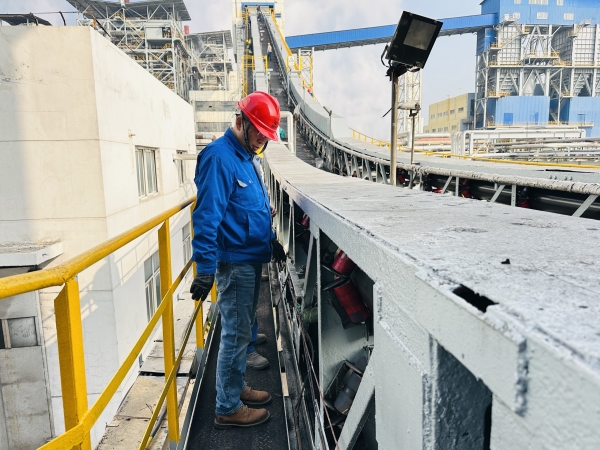 1730859086307388.jpeg 11月5日上午,公司副總工程師、生產部副部長宋國慶帶隊,對管式帶棧橋加固項目進行初次驗收.jpg