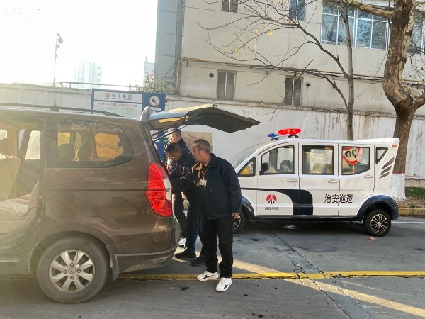 1734490671665507.jpeg 行政保衛(wèi)部對東門出廠車輛進(jìn)行檢查.jpg