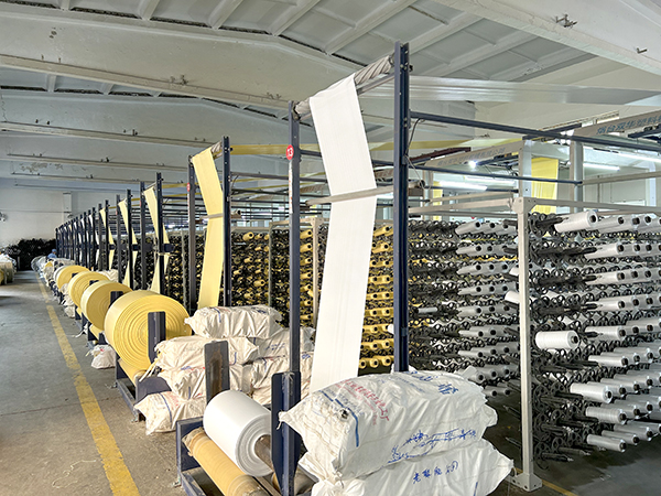 1734657486211036.jpeg 圓織車間為外銷生產(chǎn)布卷.jpg