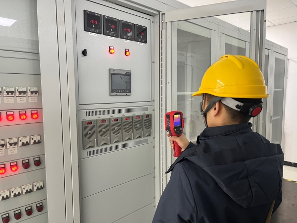 12月，計控電儀部運行人員正在用測溫儀排查隱患.jpg