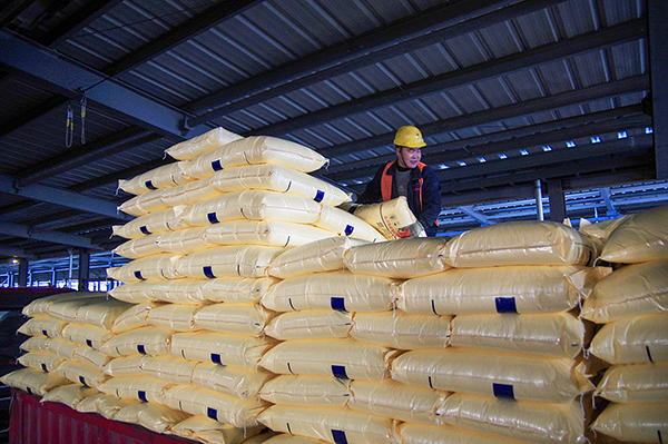 1735515520133916.jpeg 2024年12月26日裝卸工正在汽車裝車.jpg