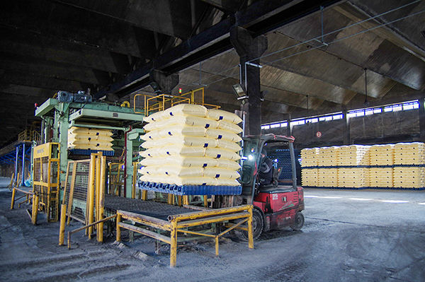 1735515535185939.jpeg 2024年12月26日工人正從碼垛機上叉走剛出產的尿素.jpg