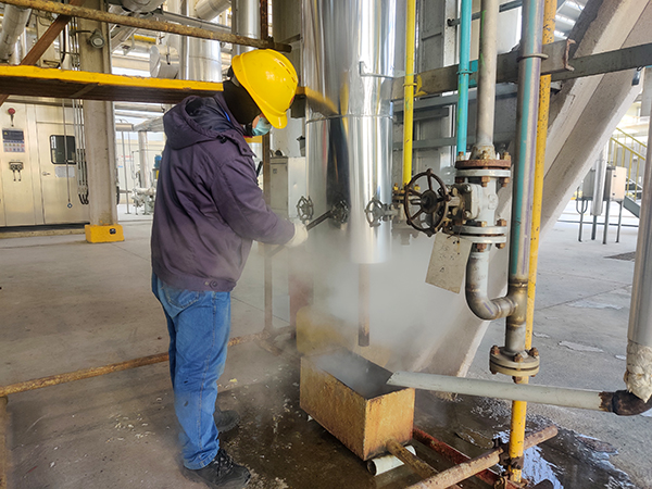 1736990364196925.jpeg 2015年1月14日,氣化崗位按要求交接班排放蒸汽公用工程站凝液照片.jpg