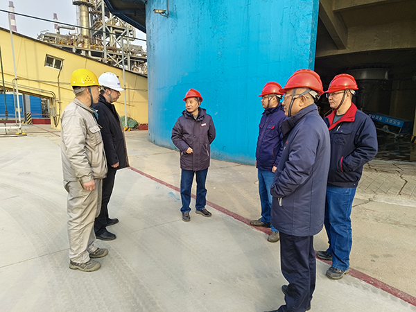 191739947234344851.jpg 2月18日,基建部部長張政權與尿素車間主任王濤現場檢查項目情況1.jpg