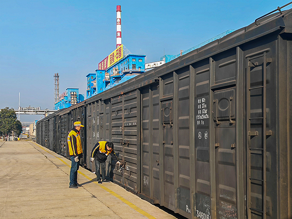 271740613962359312.jpg 2025年2月25日,鐵路科員工對裝好的車輛進(jìn)行檢查0 (1).jpg