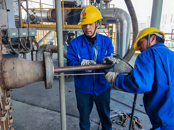 021740903497121674.jpg 疏通高溫?zé)崤及惭b孔 (1).jpg