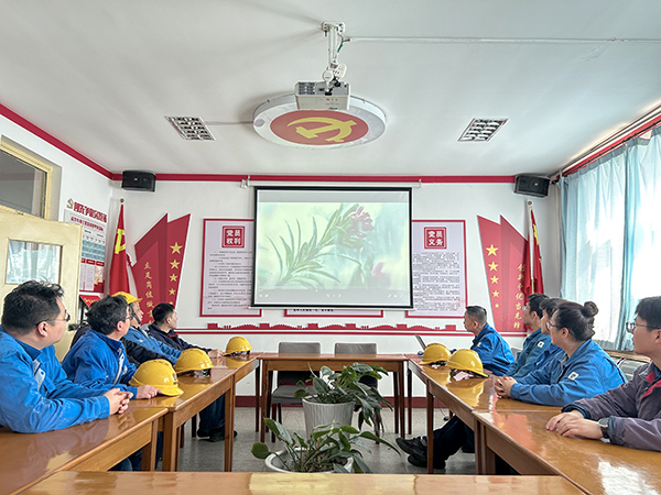 171742205316176892.jpg 動力運行二班節水月活動,組織觀看“水說”視頻.jpg