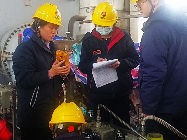 211742535078749820.jpg 3月18日,計(jì)控電儀部空分尿素工段儀表工在二期空氣壓縮機(jī)廠房內(nèi)進(jìn)行以“師帶徒”培訓(xùn)模式的檢維修作業(yè)-2.jpg