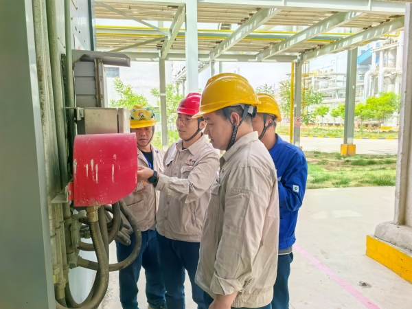 301745994390190250.jpg 2025年,乙二醇車間開展五一節前檢查-3.jpg