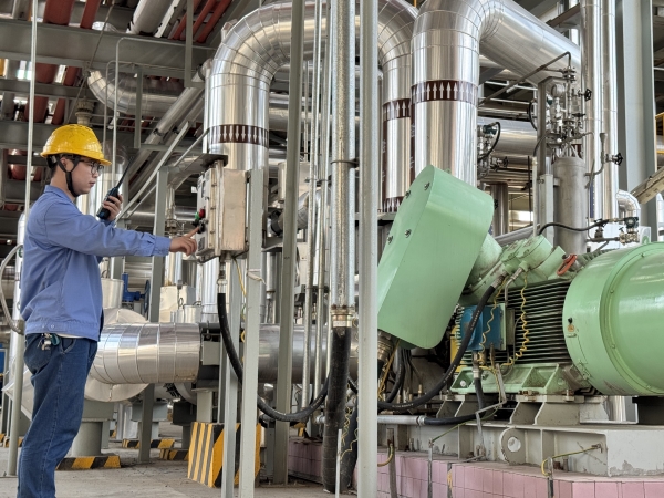 091749435723180240.jpg 崗位人員在現場操作畫面.jpg