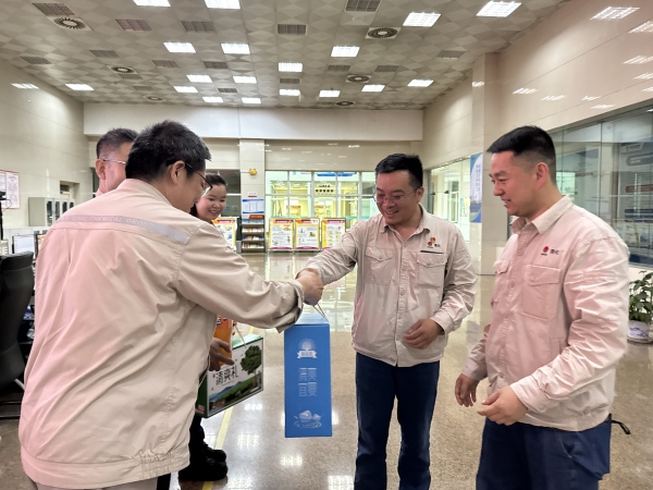 271751010021132126.jpg 車間領(lǐng)導(dǎo)現(xiàn)場送清涼.jpg