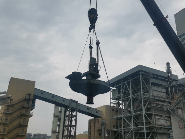 舊設(shè)備吊出.jpg