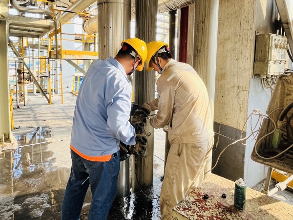 141752450157146970.jpg 7月11日,計控電儀部儀表檢修團隊成員正在現在進行給水閥閥門定位器檢修.jpg