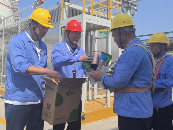 181752825575630498.jpg 2025年7月16日,乙二醇車間在裝車現場為職工送上清涼物資-1.jpg