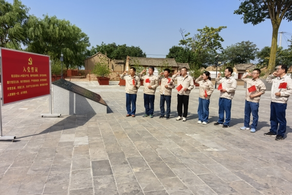 181752826355128261.jpg 7.16 聯(lián)合黨支部開(kāi)展“傳承紅色基因 踐行八項(xiàng)規(guī)定精神”主題黨日活動(dòng) 附圖1.jpg