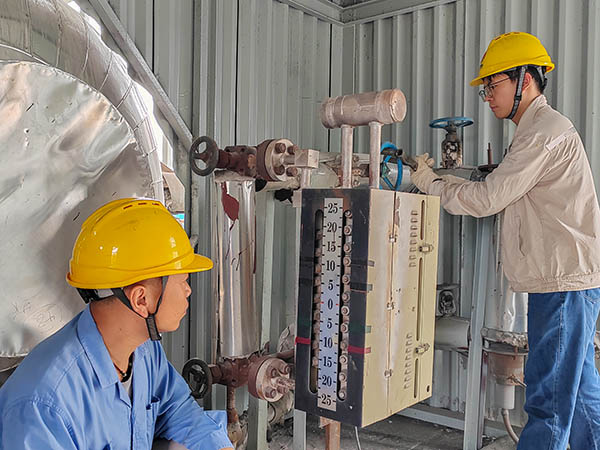 081754625378750631.jpg 魏高強現場指導董宇斌沖洗汽包水位計.jpg