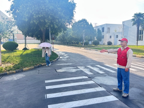 151755218508642294.jpg 廠區南門路口,引導員積極引導大家按標線行駛.jpg