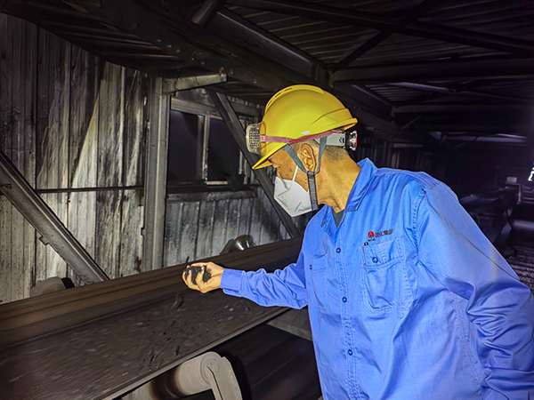 151755234968133333.jpg 8月14日晚,動力車間運(yùn)行一班班長閆海斌在原料上煤皮帶處查看燃煤情況 (1).jpg