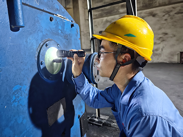 151755234988161301.jpg 8月14日,動力車間三期現(xiàn)場,運(yùn)行人員正在給煤機(jī)處檢查給煤情況 (1).jpg