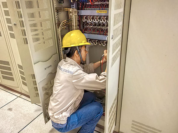 231755879187740613.jpg 8月20日,電氣人員李強(qiáng)正在排查故障.jpg