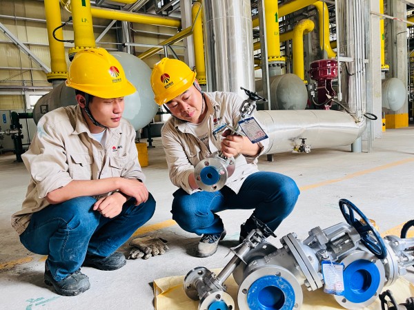 251756082455881381.jpg 中修期間,師傅張偉強帶領徒弟學習備件.jpg