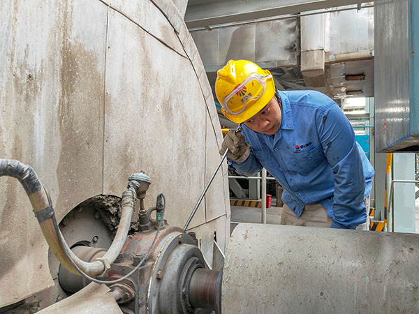 251756090628116738.jpg 青工李喆現場巡檢.jpg