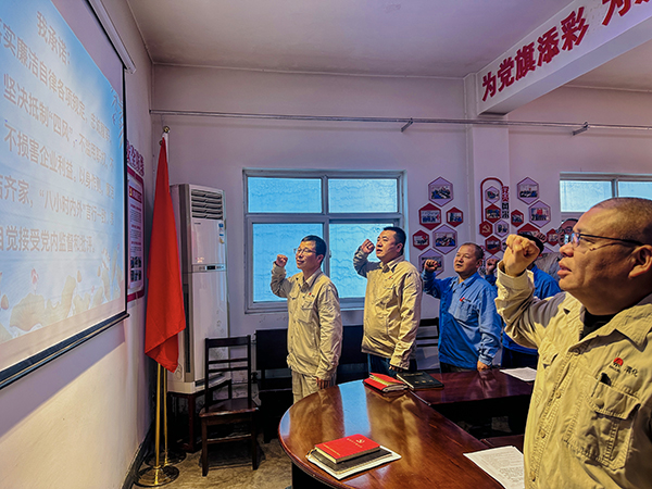 271756293825158959.jpg 8月25日下午,物料車(chē)間黨支部組織重點(diǎn)崗位廉潔風(fēng)險(xiǎn)防控人員,開(kāi)展了以“薪火相傳守廉潔,履職盡責(zé)啟新程”為主題的廉潔教育活動(dòng)--開(kāi)展廉潔承諾宣誓.jpg