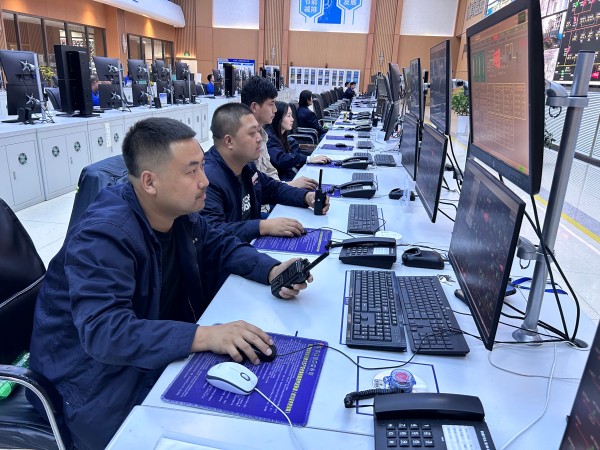 301756523721143440.jpg 2025彬州公司中修,蒸汽管網及發電機順利投運,中控人員認真監盤.jpg